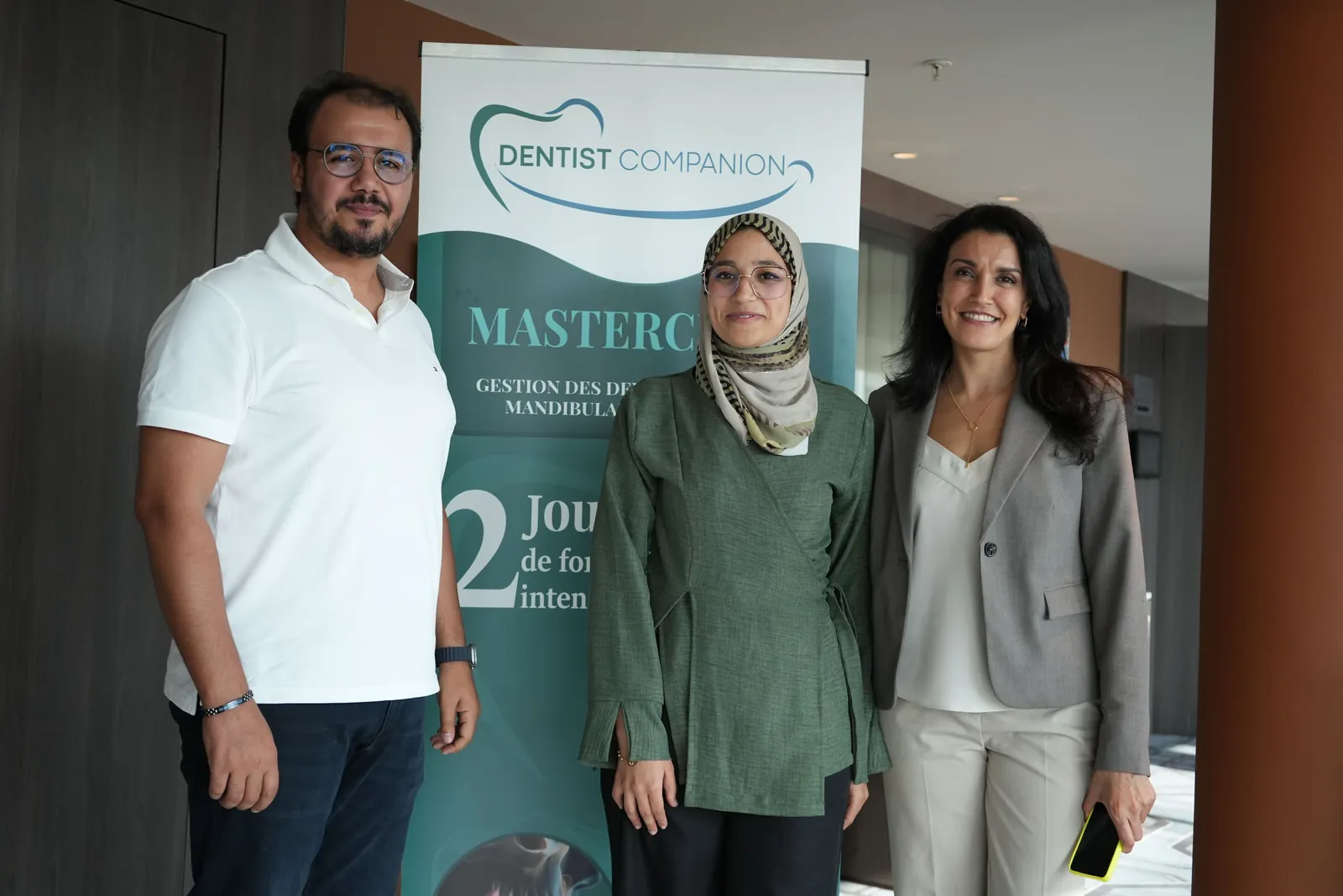 Formateurs et participants devant le kakemono Masterclass